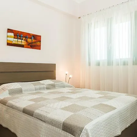 Kampos With Free Heated Pool, By Zantewize *